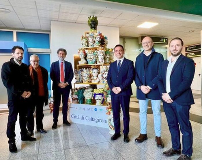 All’aeroporto di Catania un albero di Natale con decine di teste di moro