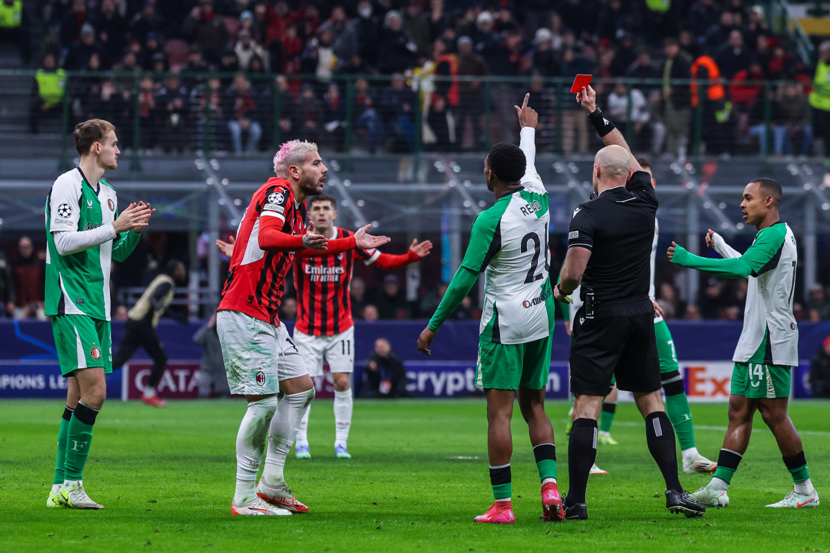 Rosso a Theo Hernandez e Milan eliminato, passa il Feyenoord